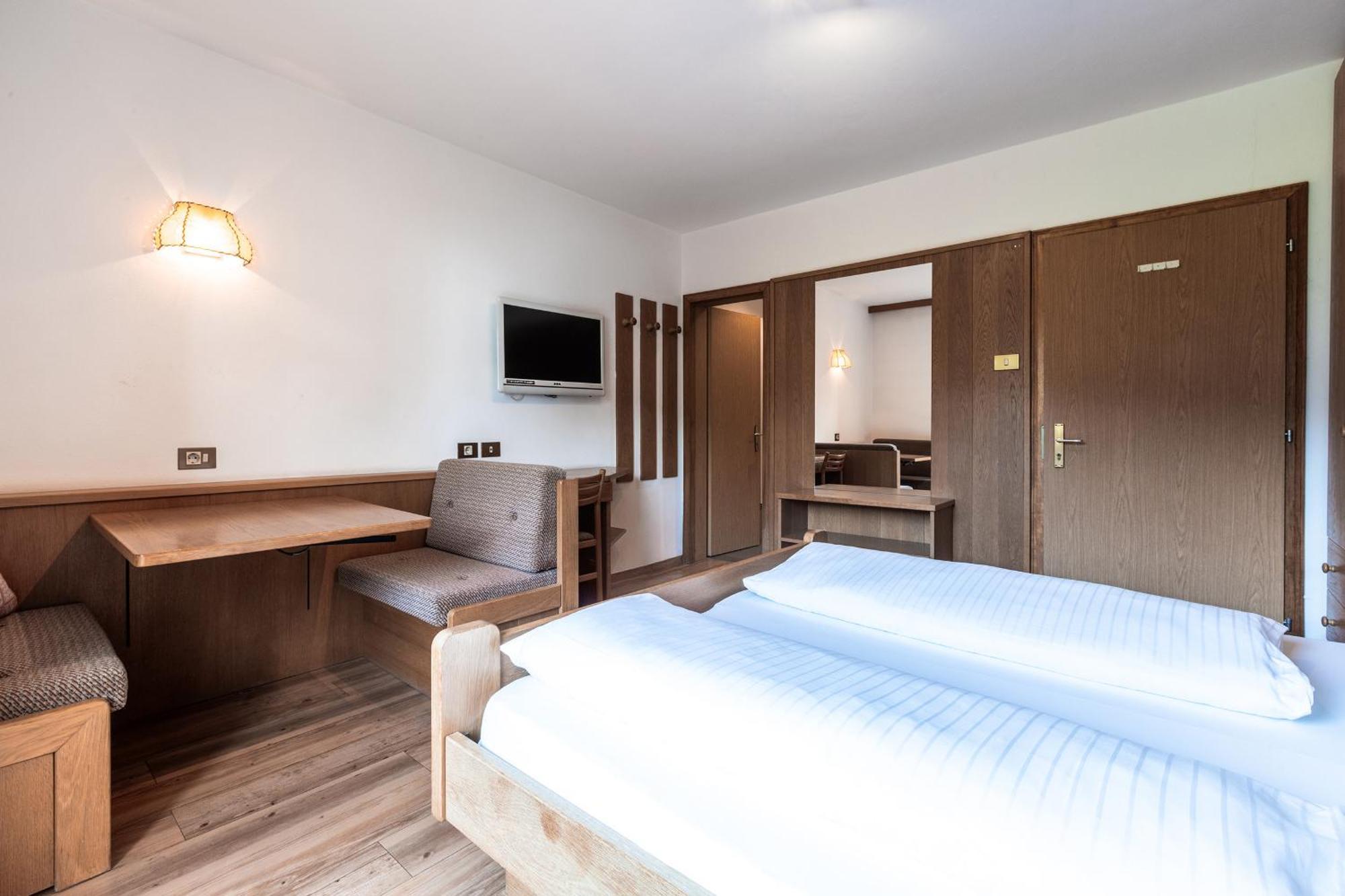 Hotel Zum Loewen - Al Leone メルティナ エクステリア 写真